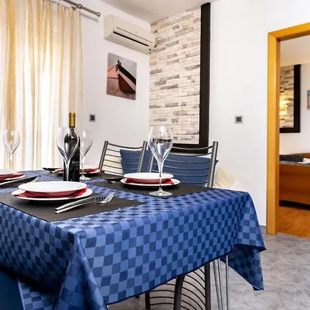 Apartament In With Balcony, Air Condition, Wifi Lopar